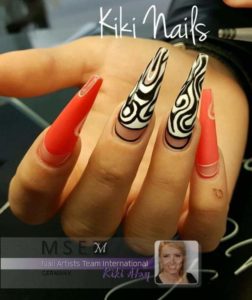 Ballerinanägel mit Nailart in schwarz und weiss