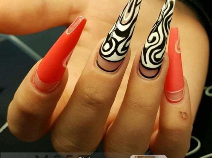 Ballerinanägel mit Nailart in rot, schwarz und weiss