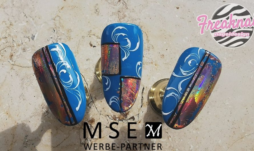 Blaue Nägel mit Schnörkeldesign und Highlightfolie