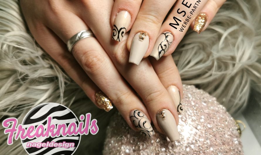 Nude mit abstrakten Design und goldenem Glitzerhighlight
