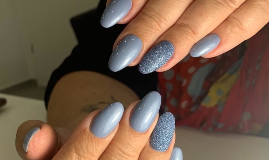 Blau-Grau, einmal dünn aufgetragen und sitzt