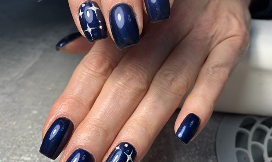 Dunkles Blau mit weißen Sternchen