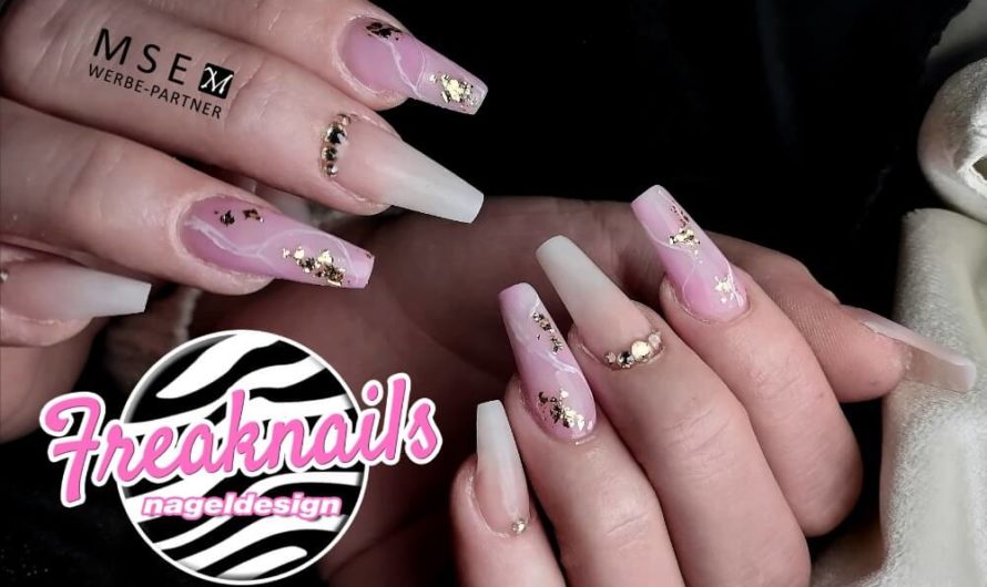 Babyboomer mit goldenen und rosafarbenen Highlights