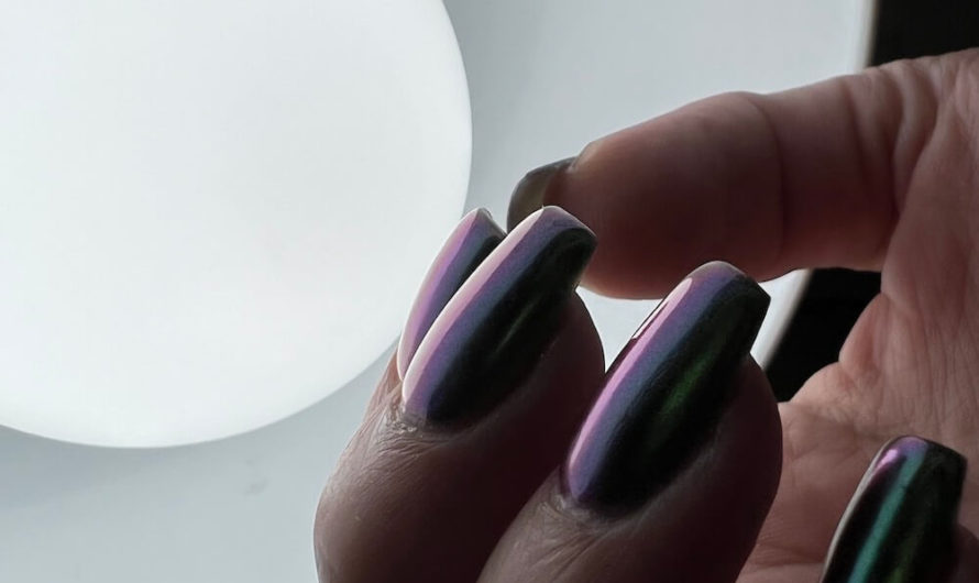 Pigment Chrome Nails